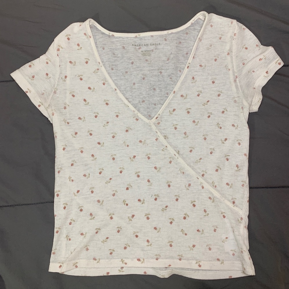 White floral cropped tee